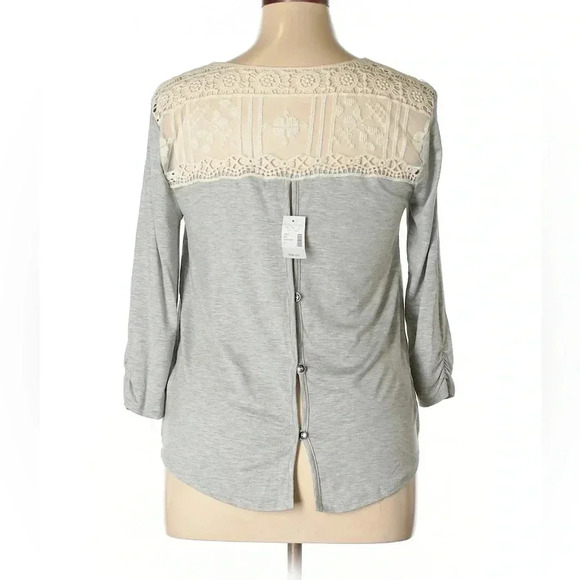 Maurice’s Gray/White Lace Button Back Top - Picture 2 of 2